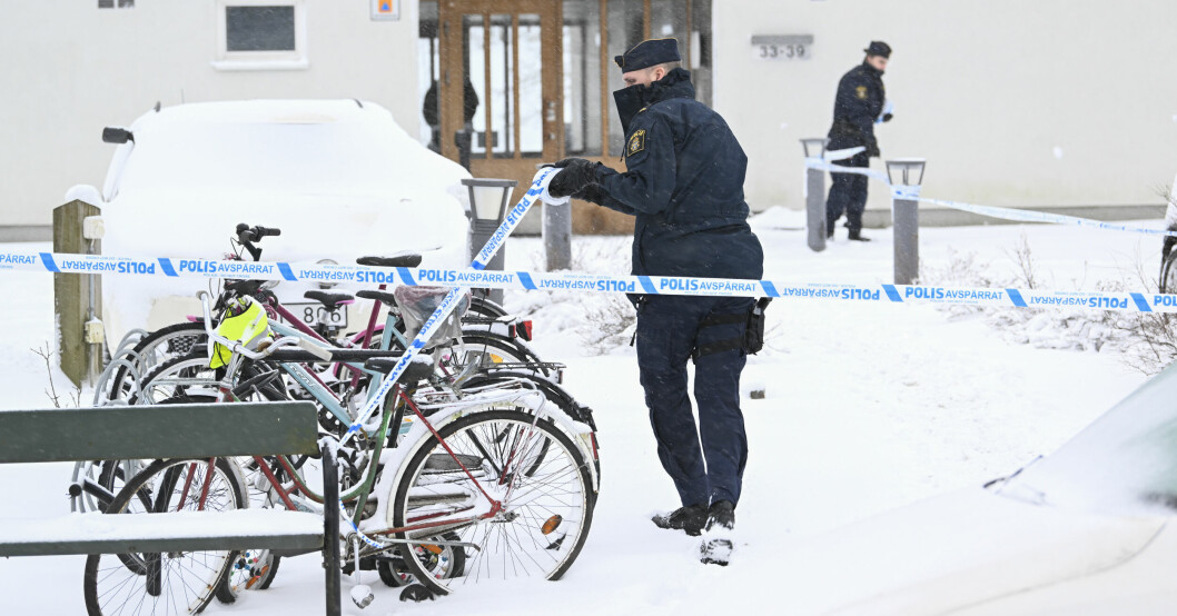 Polisen spärrar av området runt bostadshuset för att säkra eventuella spår. Polisen spärrar av området runt bostadshuset för att säkra eventuella spår.