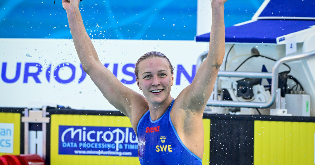 Sarah Sjöström vann guld i 50 meter frisim under sim-EM i Rom. Sarah Sjöström sträcker upp armarna i en baddräkt.