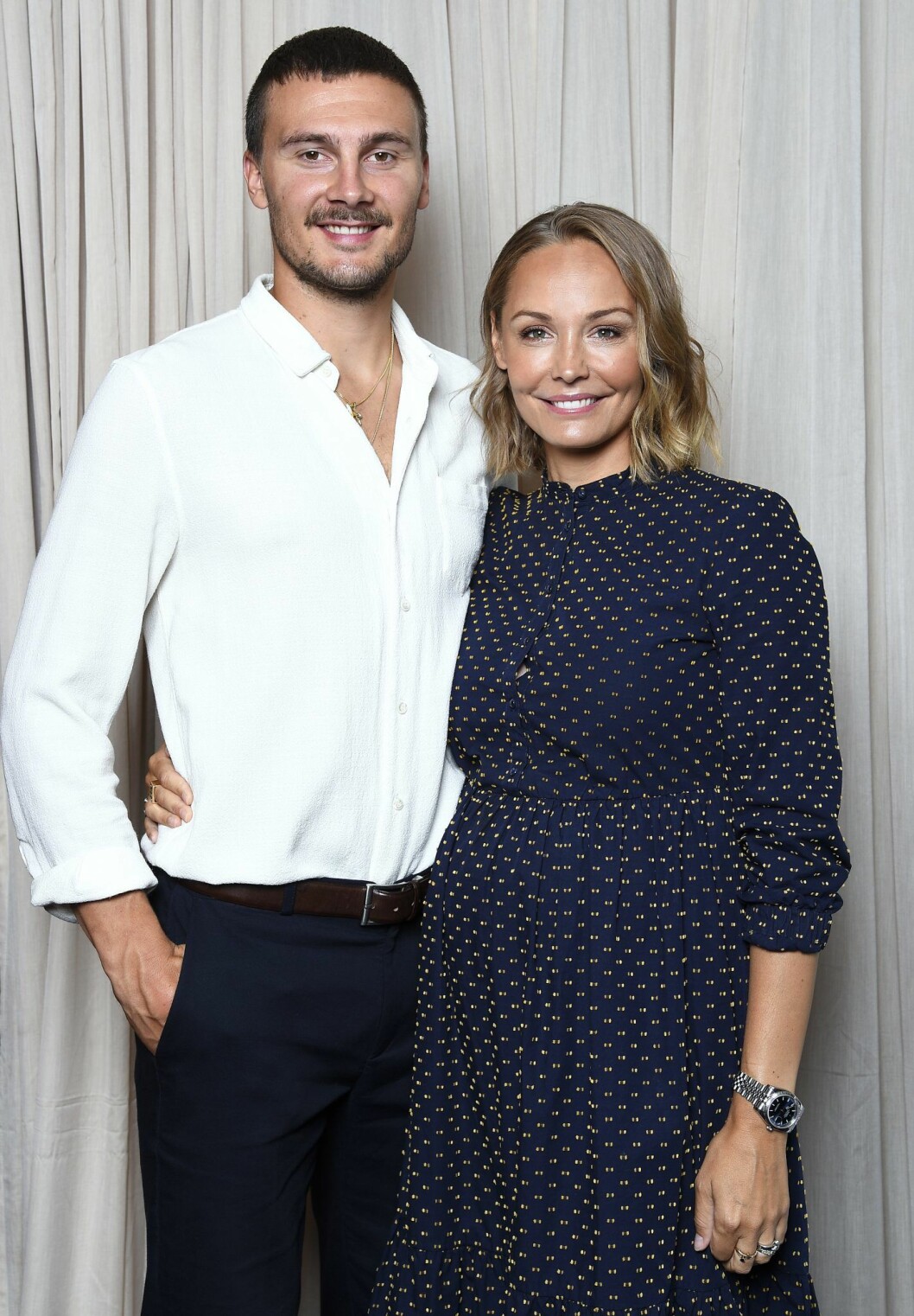 Erik och Carina Berg är upp över öronen förälskade, och snart ska de bli föräldrar. Erik och Carina Berg ska ha barn 2018/2019
