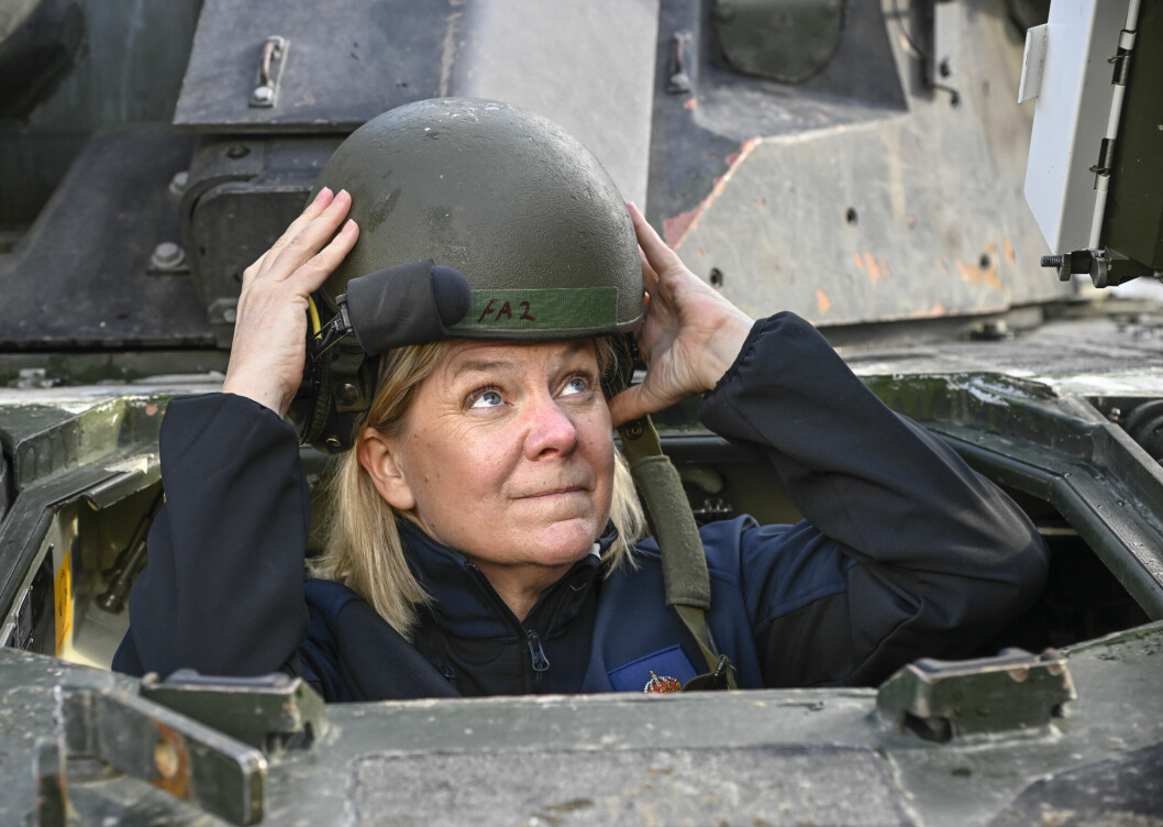 Alla vuxna människor i Sverige måste bära hjälm när de ger sig ut på en cykeltur. Men när en statsminister åker pansarvagn? Då gäller bevisligen samma regel.