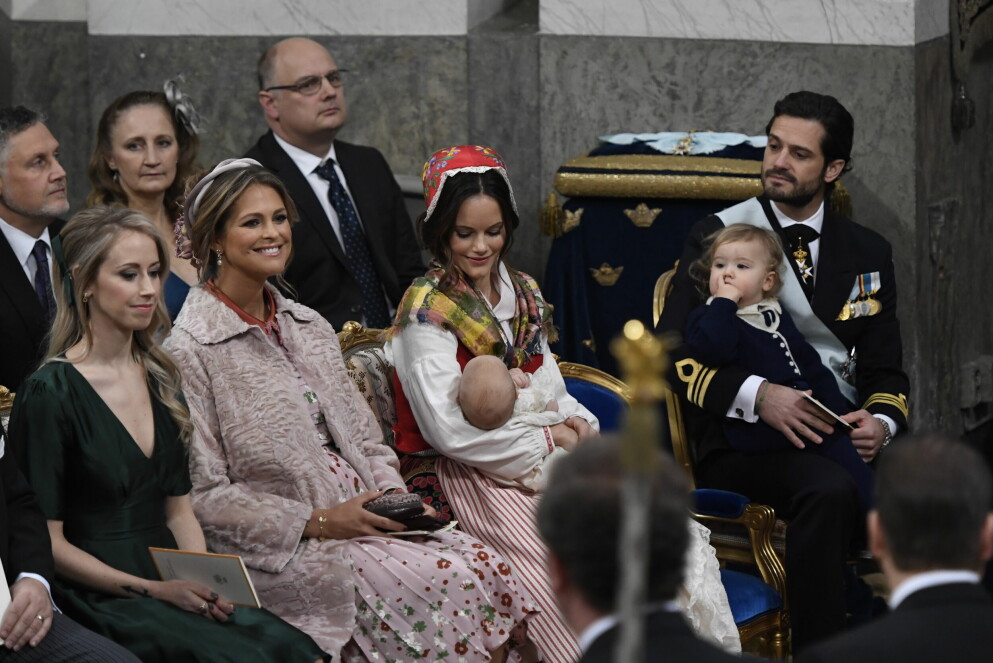 Prinsessan Sofias syster, Sara Hellqvist, prinsessan Madeleine, prinsessan Sofia och prins Carl Philip med barnen Gabriel och prins Alexander vid prins Gabriels dop i Drottningholms slottskyrka. Prins Gabriels dop.