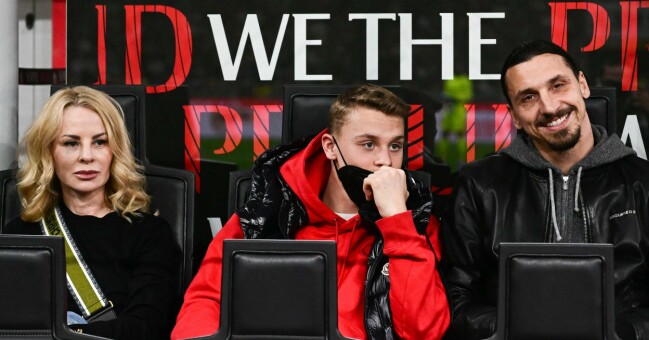 Helena Seger, sonen Maximilian och Zlatan Ibrahimovic på matchen mellan Milan och Genoa i april i år. Helena Seger, sonen Maximilian och Zlatan Ibrahimovic på matchen mellan Milan och Genoa i april i år.