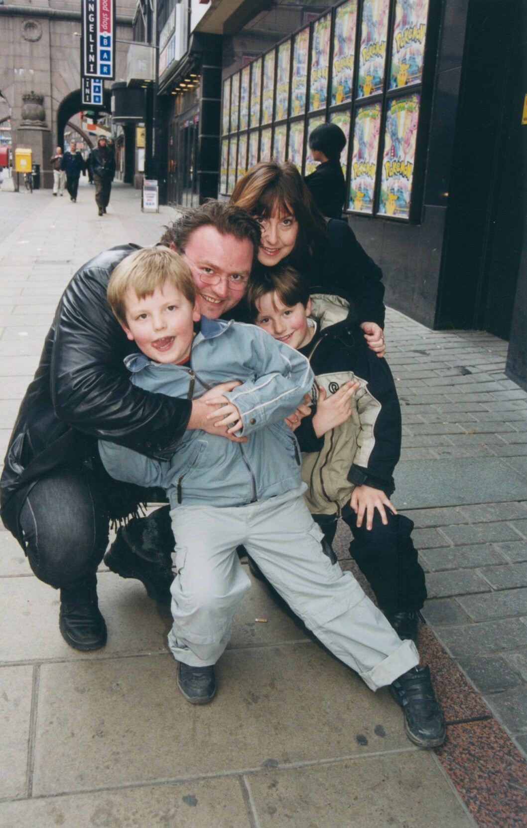 Adam Alsing tillsammans med sin familj, bestående av hustrun Anette och sönerna Sebastian och Kasper. Adam Alsing med Anetette, Sebastian och Kasper Alsing.