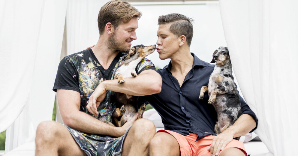 Fredrik tillsammans med sin make Derek. Fredrik och Derek tillsammans.
