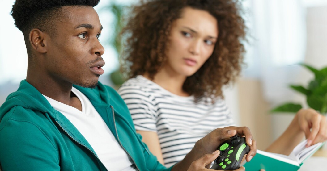En man med få intressen brukar oftast inte vara så kul. Enligt Anna Bey är det en loser. Kille spelar tv-spel