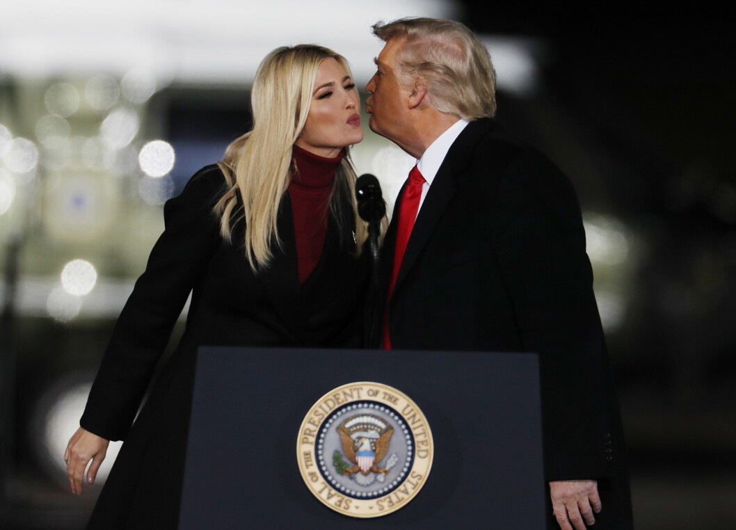 <strong>Ivanka Trump och Donald Trump kindpussas under ett valmöte i Georgia.</strong> Ivanka Trump och Donald Trump kindpussas under ett valmöte i Georgia.