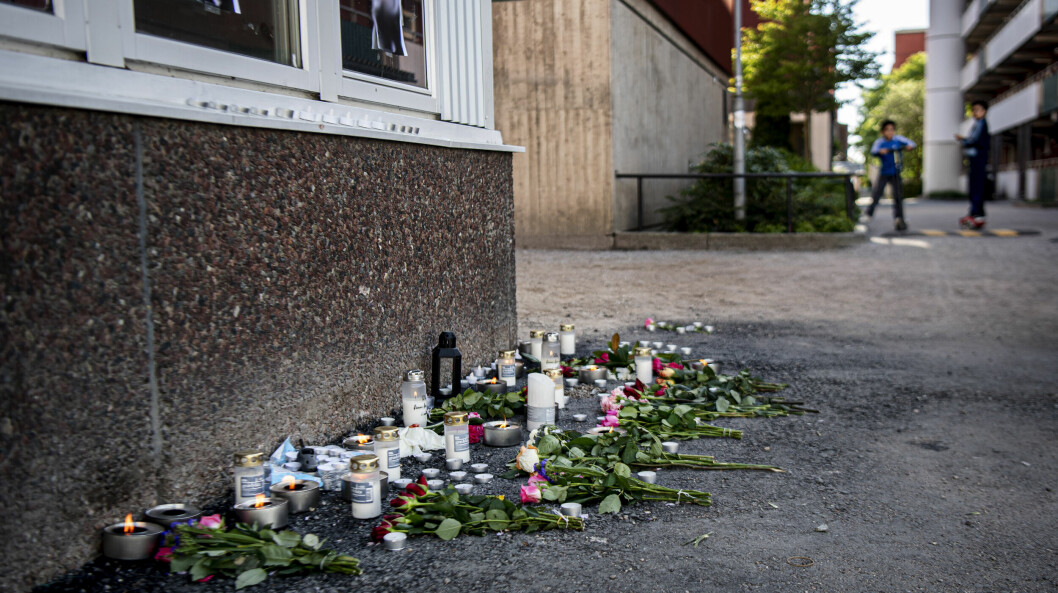 <strong>Blommor och ljus på platsen där mannen dödades.</strong> Blommor i Husby efter skjutningen där en man dödades.