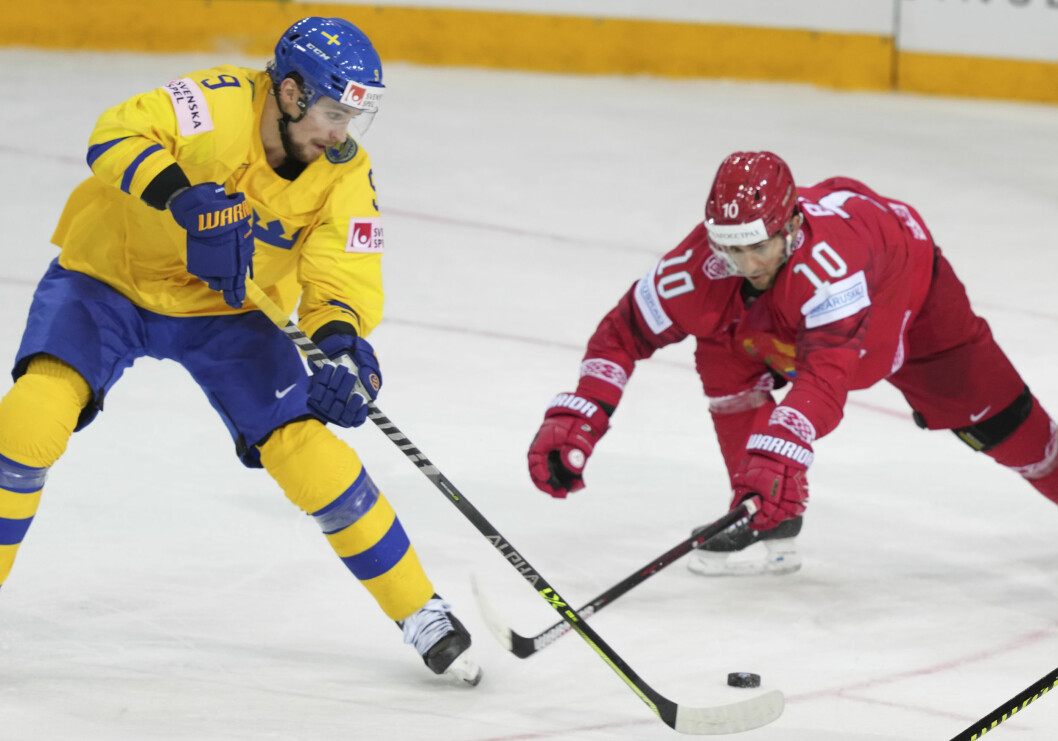 Adrian Kempe och Belarus Nick Bailen i kamp om pucken. Adrian Kempe och Belarus Nick Bailen kämpar om pucken.