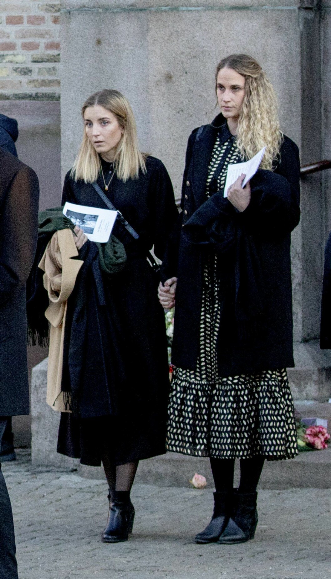 Ebba (till höger) höll ett minnestal till Ari Behn efter begravningen. Ebba Ritts på Ari Behns begravning
