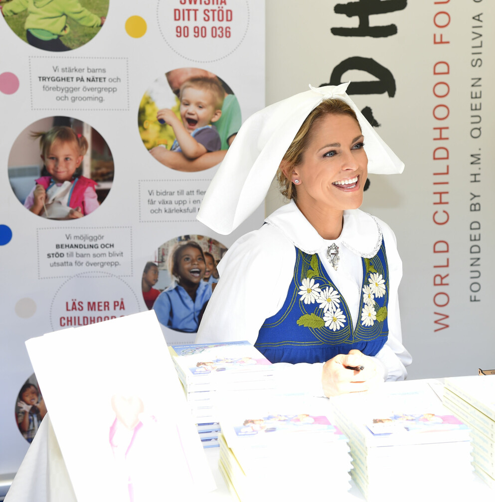 Prinsessan Madeleine under Sveriges nationaldag 2019 i Stockholm. Här signerade prinsessan sin bok <span class="italic" data-lab-italic_desktop="italic">Stella och hemligheten</span> till förmån för World Childhood foundation på Kungliga slottet. prinsessan
