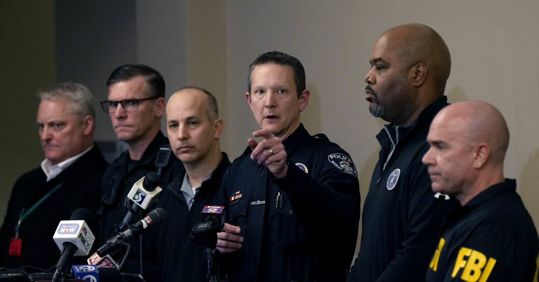 Chris Rozman, i mitten som pekar, berättar om nattens obehagliga våldsdåd i Michigan.