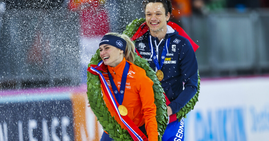 Nils van der Poel sprutar ned nederländskan Irene Schouten med champagne efter söndagens guld i allround-VM. Nils van der Poel