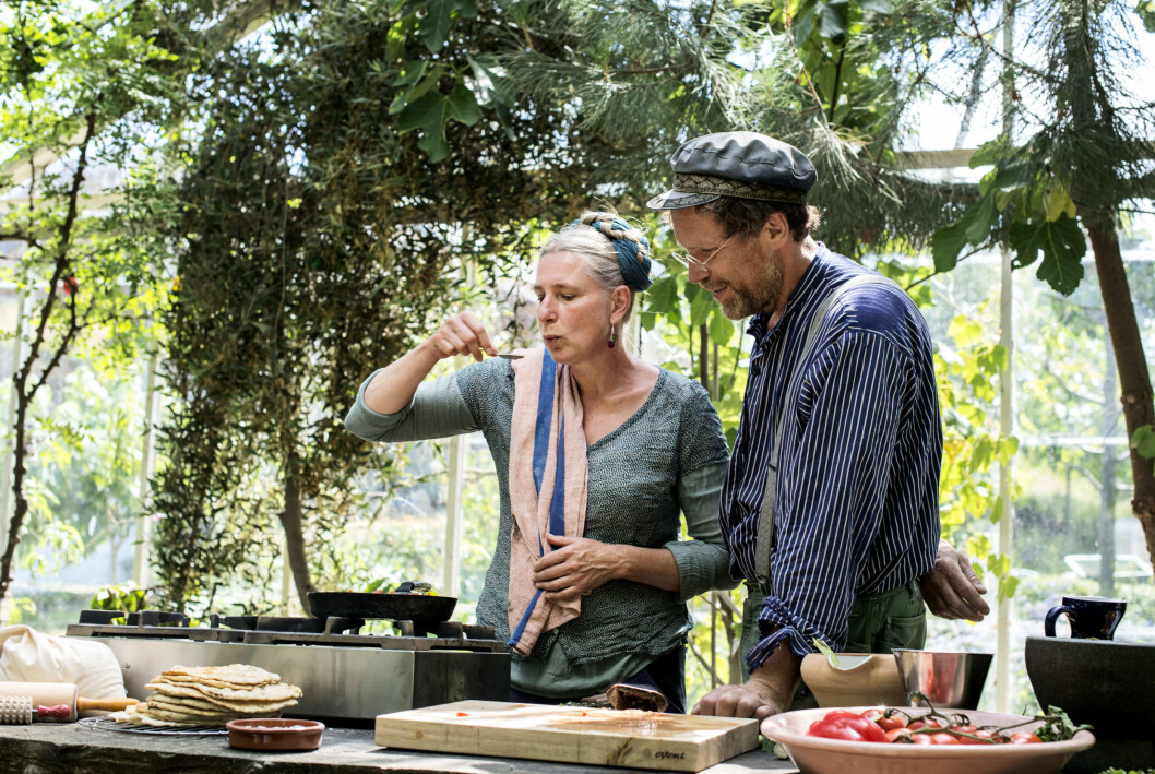 Marie och Gustav Mandelmann lagar mat på Mandelmanns trädgårdar.