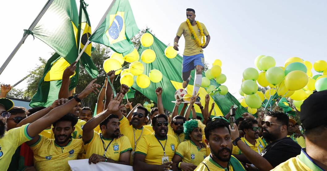 Människor som utger sig för att heja på Brasilien.