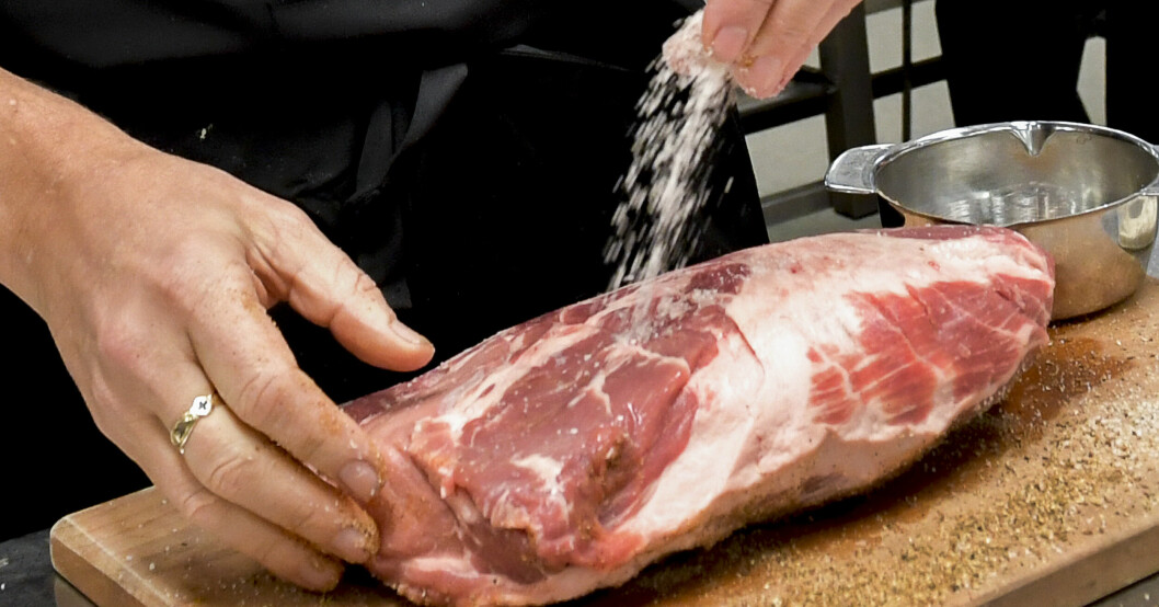 Regeringen vill att salt- och sockerhalten sänks i livsmedelsbranschen. Salt på en köttbit.