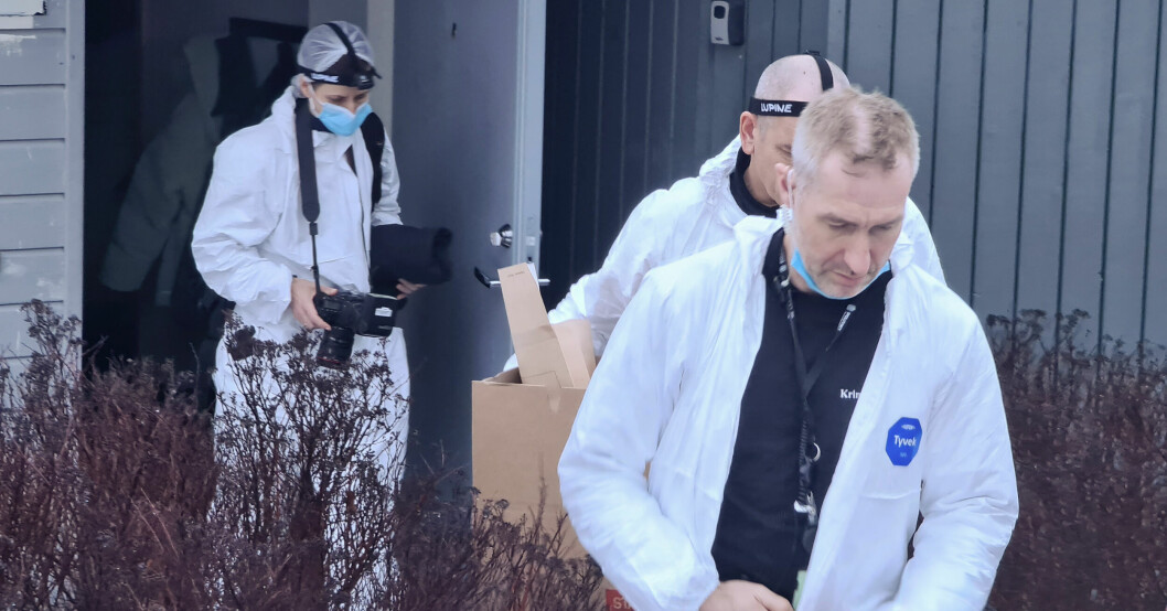 Polisens forensiska team på plats i Spydeberg.