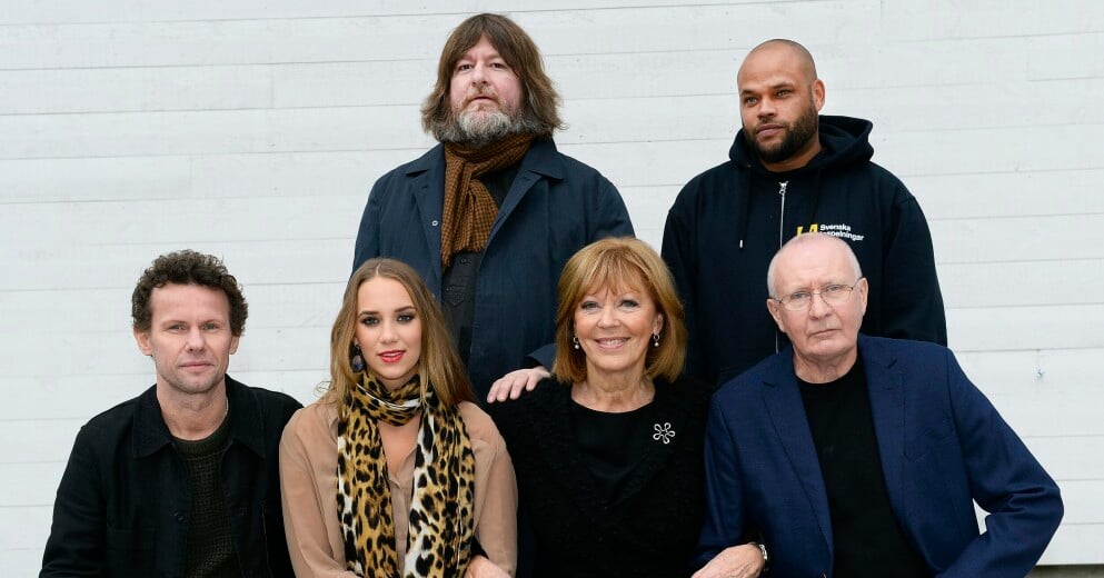 Ebbot Lundberg, Ken Ring, Bo Sundström, Agnes Carlsson, Lill Lindfors och Ulf Dageby. Ebbot Lundberg, Ken Ring, Bo Sundström, Agnes Carlsson, Lill Lindfors och Ulf Dageby i Så mycket bättre 2013.