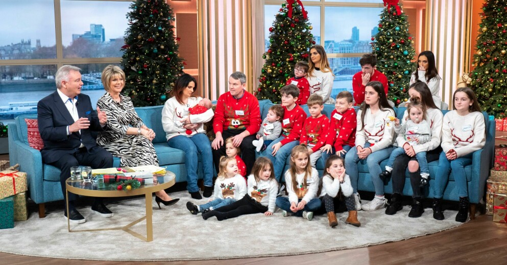 Noel och Sue har barnen Chris, 32, Sophie, 28, Chloe, 26, Jack, 24, Daniel, 22, Luke, 21, Millie, 20, Katie, 19, James, 18, Ellie, 16, Aimee, 15, Josh, 14, Max, 13, Tillie, 11, Oscar, 10, Casper, 9, Hallie, 6, Phoebe, 5, Archie, 4, Bonnie, 3, och Heidie, 1. Familjen Radford