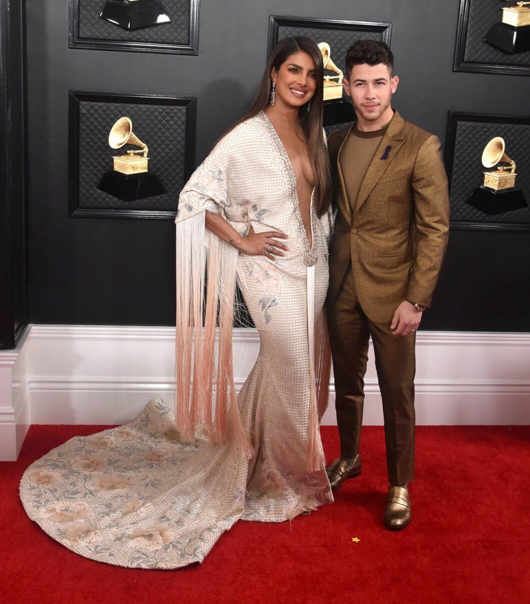 Priyanka Chopra var effektfullt vacker i Ralph & Russo. Maken Nick Jonas var också stilig i guldkostym Priyanka Chopra var effektfullt vacker i Ralph & Russo. Maken Nick Jonas var också stilig i guldkostym.
