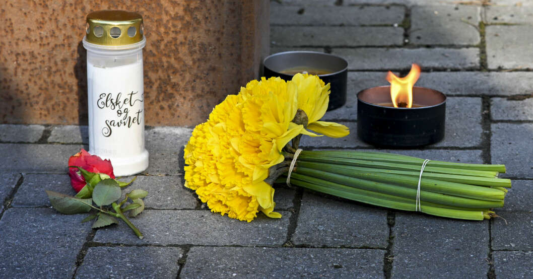 Flera blommor och ljus har lagts på platsen där händelsen inträffade. Flera blommor och ljus på platsen där händelsen inträffade.