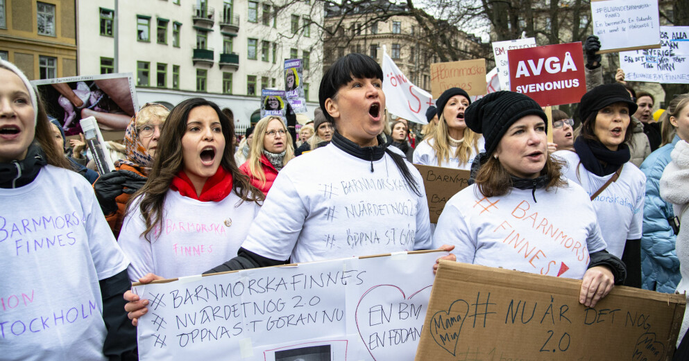 <strong>Barnmorskor protesterar utanför landstingshuset vid ett budgetsammanträde.</strong> Barnmorskor under protest.