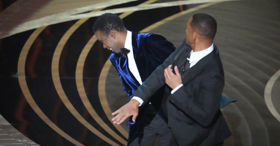 Will Smiths plötsliga örfil har placerat honom bland toppsökningarna. Will Smith slår Chris Rock i ansiktet.