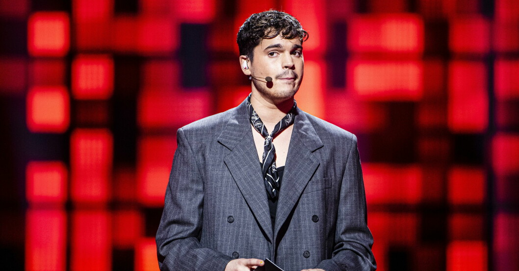Oscar Zia ledde årets Melodifestivalen. Nu är han favorit till att ta över Allsången. Trots lite strul har Oscar Zia skött sin uppgift med bravur.