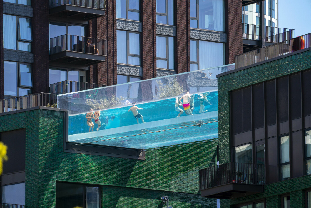 Alla har inte tillgång till den lyxiga poolen. Bor du i komplexets bostadsrätter får du snällt se på när andra badar.