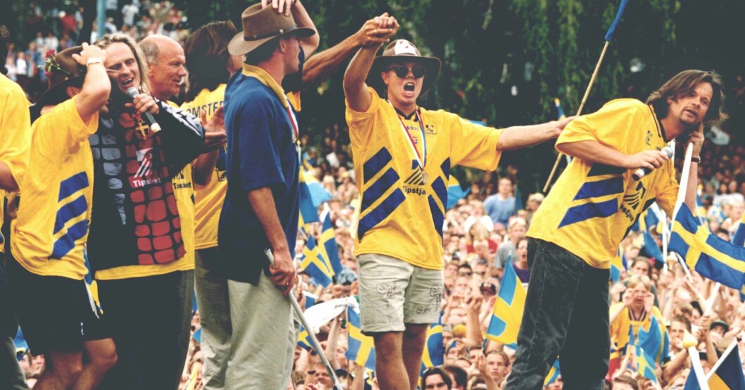Svenska herrlaget i fotboll tog brons under VM i USA 1994. Här ser vi spelarna i Rålambshovsparken, jubla tillsamans med 50 000 åskådare. Tomas Brolin