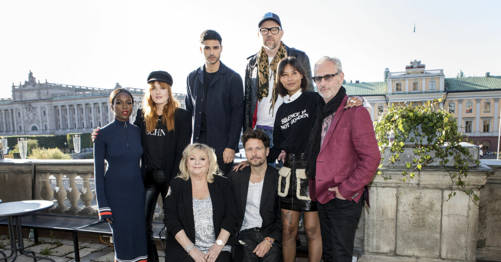 Sabina Ddumba, Caroline Hjelt, Eric Saade, Tomas Andersson Wij, Kicki Danielsson, Anders ”Moneybrother” Wendin, Aino Jawo och Uno Svenningsson. Sabina Ddumba, Caroline Hjelt, Eric Saade, Tomas Andersson Wij, Kicki Danielsson, Anders ”Moneybrother” Wendin, Aino Jawo och Uno Svenningsson i Så mycket bättre 2017.