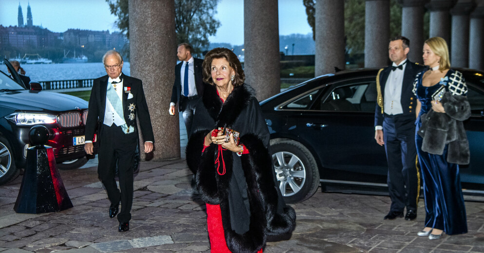 <span class=" bold" data-lab-bold_desktop="bold">Drottning Silvia och kung Carl Gustaf anländer utanför Blå hallen.</span>
