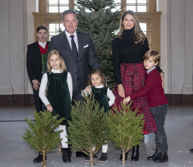 Chris O'Neill och prinsessan Madeleine med barnen prinsessan Leonore, prinsessan Adrienne och prins Nicolas tog emot granar