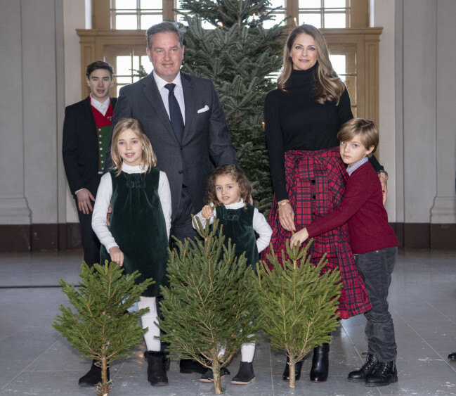 Chris O'Neill och prinsessan Madeleine med barnen prinsessan Leonore, prinsessan Adrienne och prins Nicolas tog emot granar inför julfirandet från Skogshögskolans studentkår på Stockholms slott.Foto: Anders Wiklund / TT Chris O'Neill och prinsessan Madeleine med barnen prinsessan Leonore, prinsessan Adrienne och prins Nicolas tog emot granar