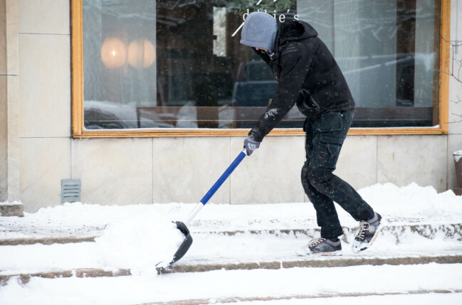 Fram med snöskyffeln! Fram med snöskyffeln!