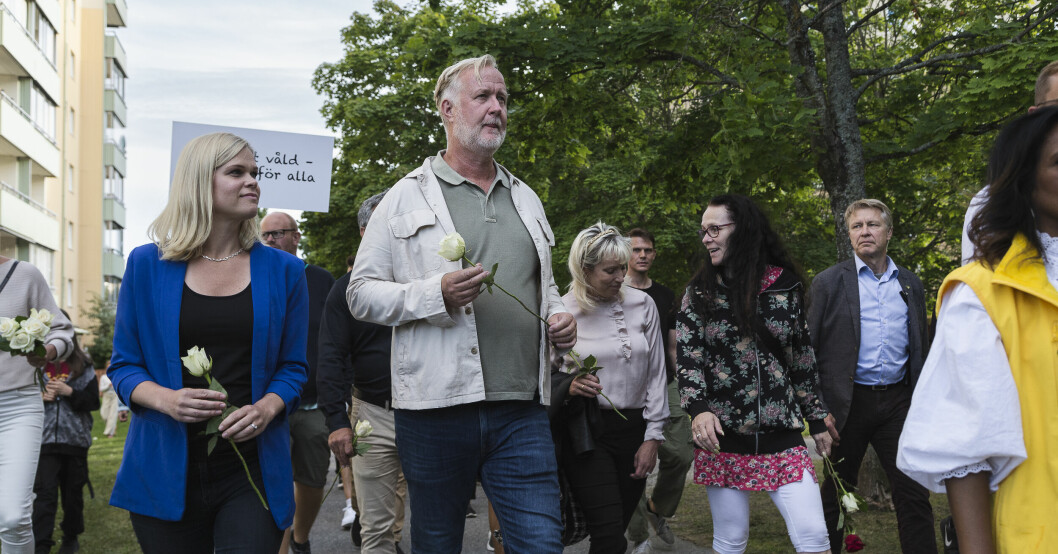 Blomstertåg för Adriana i augusti 2022. På bilden syns Johan Pehrson, Liberalernas partiledare. Blomstertåg för Adriana i augusti 2022. På bilden syns Johan Pehrson, Liberalernas partiledare.
