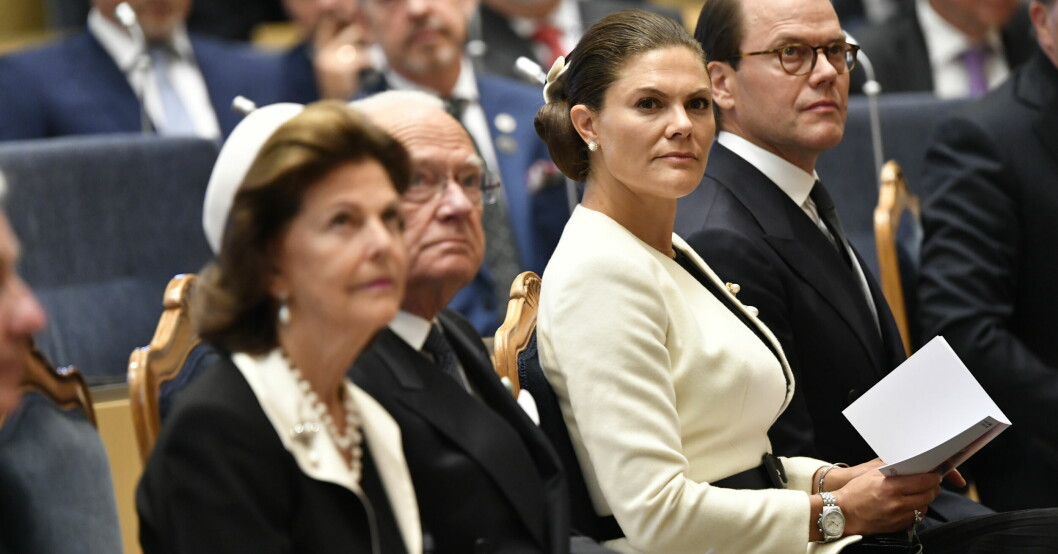 Hovet är inte nöjda och skriver att det är motiverat att ha kvar flaggdagen på drottning Silvias födelsedag även efter ett tronskifte. Kungafamiljen