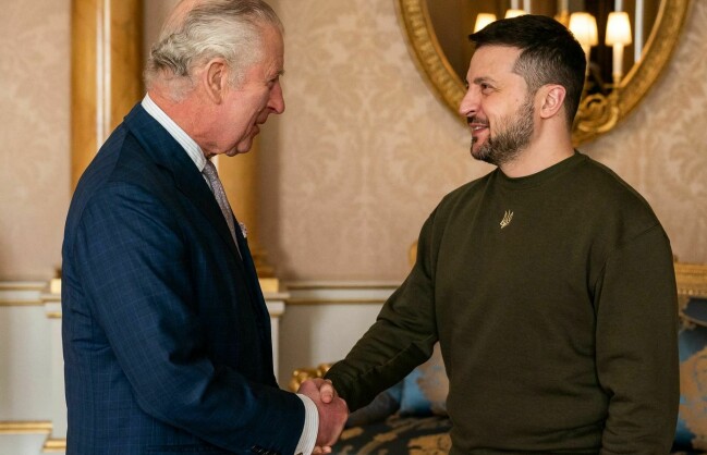 Ukrainas president Volodomyr Zelenskyj träffar kung Charles.