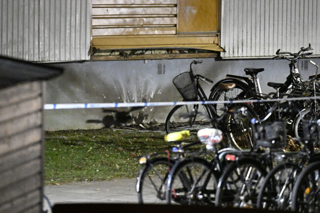 Flerbostadshuset fick fasaden förstörd och flera glasrutor krossades. Brottsplatsen.