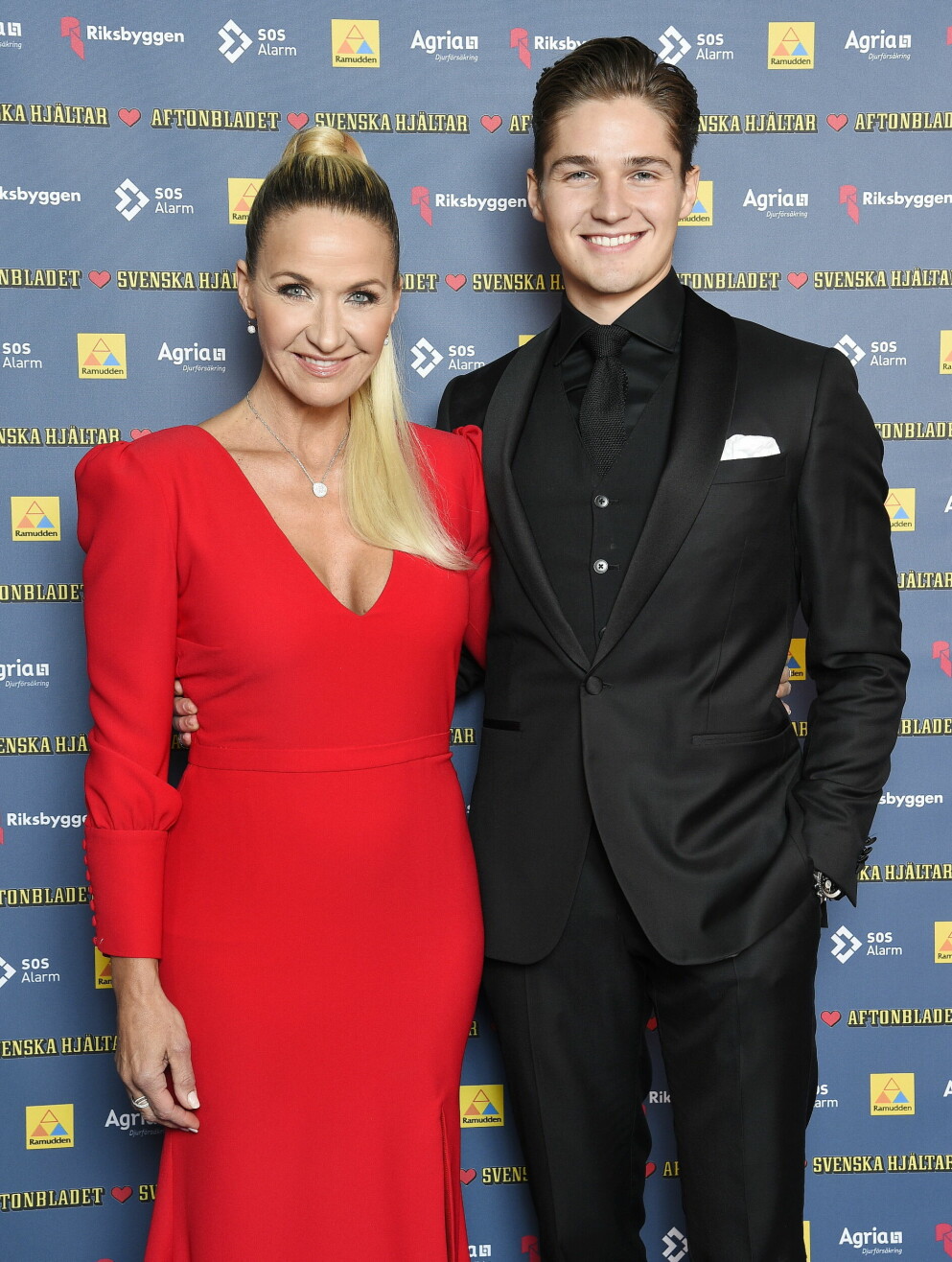 Kristin med äldsta sonen Filip strålade tillsammans på röda mattan innan Svenska hjältar-galan! Kristin och Filip