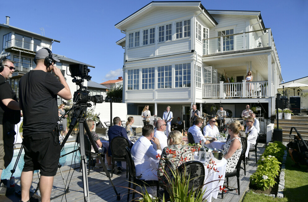Inspelning av <span class=" italic" data-lab-italic_desktop="italic">Arvingarna på Lassemans altan</span> i huset som makarna nu sålt.