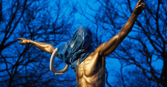 Statyn vandaliserades efter beskedet att Zlatan gått in och köpt en del av Hammarby.