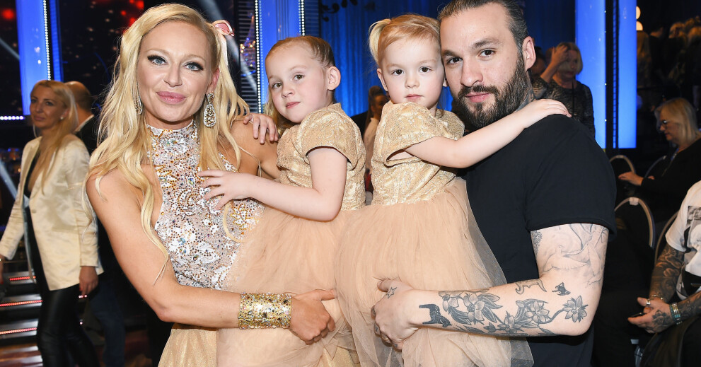 Isabel ställde upp i Let's dance 2016 och givetvis var Steve och barnen på plats som stöd. Döttrarna ville matcha sin mamma och körde också på guldiga klänningar. LET'S DANCE 2016