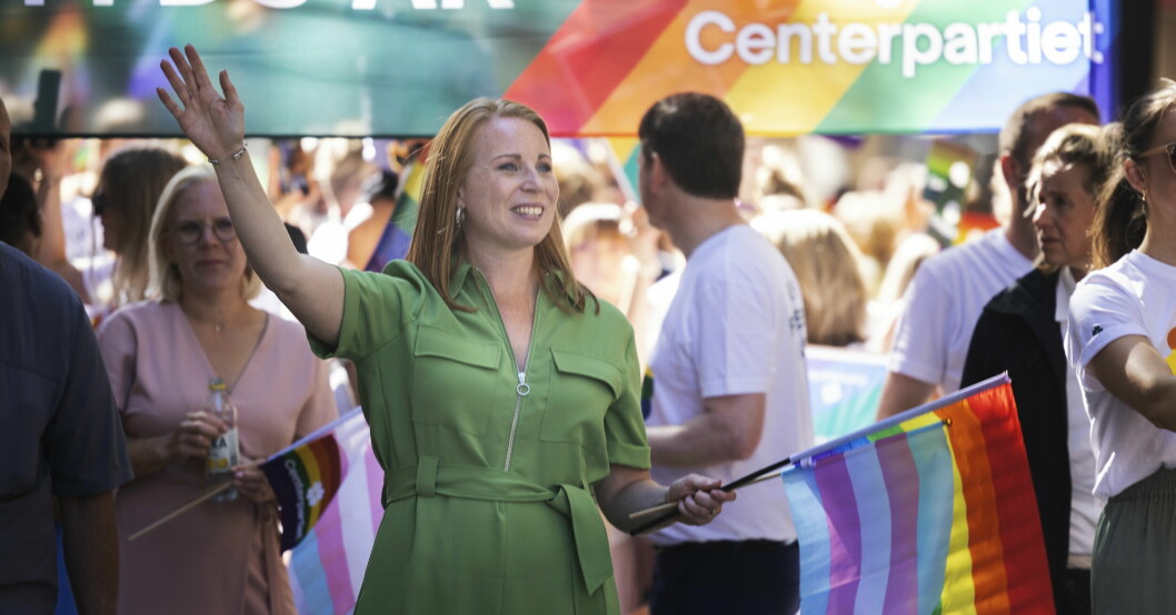 Annie Lööf tror att hatet som riktas mot henne beror på hennes värderingar. Annie Lööf i pridetåget.