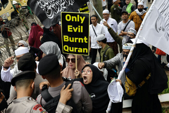 På flera håll i världen har muslimer protesterat mot koranbränningen i Sverige. Bland annat i Jakarta, Indonesien. Protester i Jakarta.