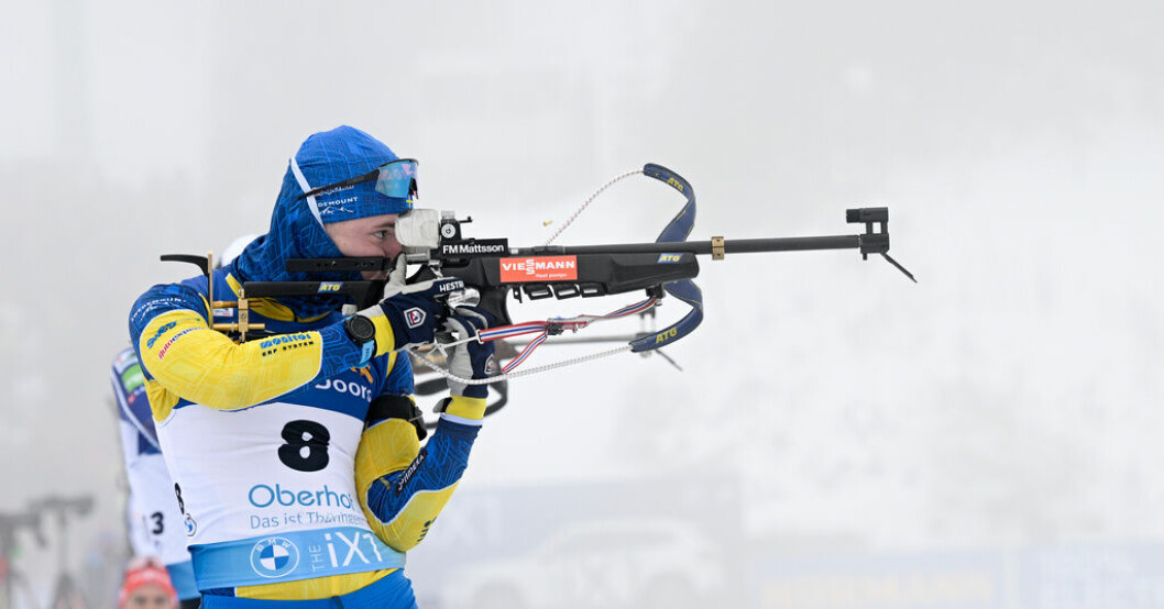 Sebastian Samuelsson under inskjutningen till sprinten. Om dimman blir lika tät till jaktstarten kan loppet ställas in, tror han. Siktar på medalj – om inte dimman sätter stopp