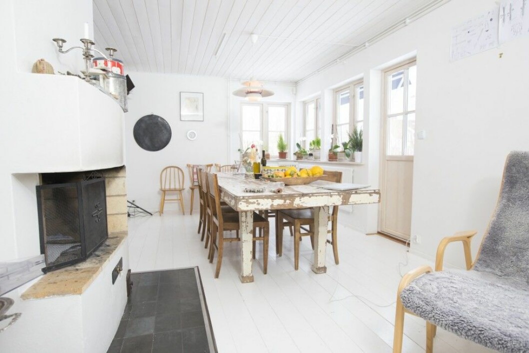 Foto: Malin Bondeson Klassiska godbitar som PH-lampan och Laminofåtöljer blandas med gamla kyrkomöbler och loppisfynd. Foto: Malin Bondeson