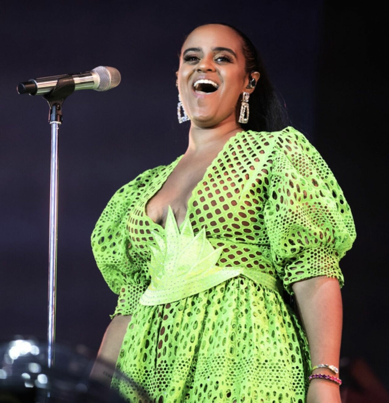 Seinabo Sey på scen. Seinabo Sey uppträder