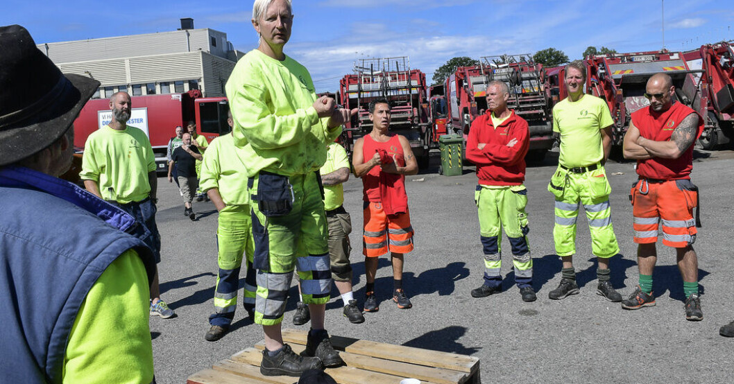 Senast vi hade en vild strejk i Sverige var 2017 då Stockholms sopåkare strejkade. Här informerar fackföreträdaren Jan Spanedal åkarna under morgonen den 5 juli 2017. Så fungerar en vild strejk