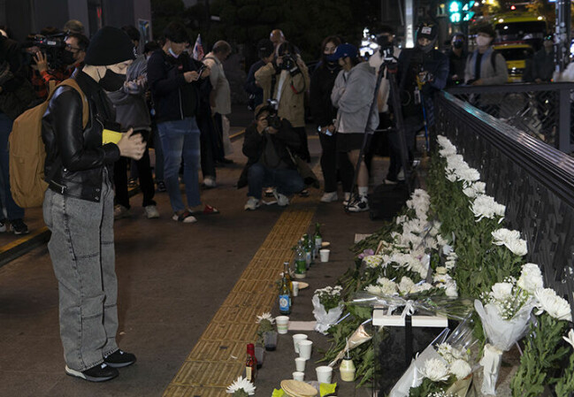 Folk samlas för att lämna blommor och visa sin respekt vid platsen där minst 154 människor miste sina liv. Tragedin i Seoul