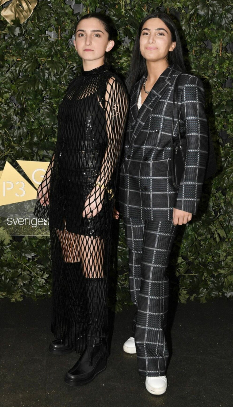 Systrarna på<span class=" italic" data-lab-italic_desktop="italic"> P3 Guld</span>-galan. Shada-Helin Sulhav och Lana på P3 Guld-galan 2020